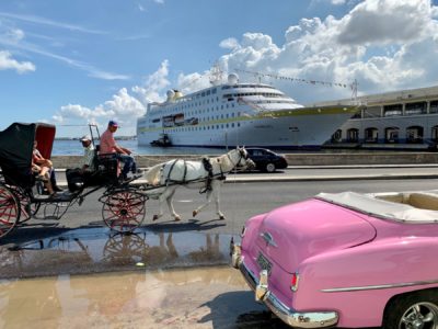 Die „MS Hamburg“ im Hafen von Havanna: Hier sollte man sich eine Fahrt mit der Kutsche oder in den berühmten Oldtimern in rosa, türkis oder gelb nicht entgehen lassen, am besten natürlich im Cabrio.