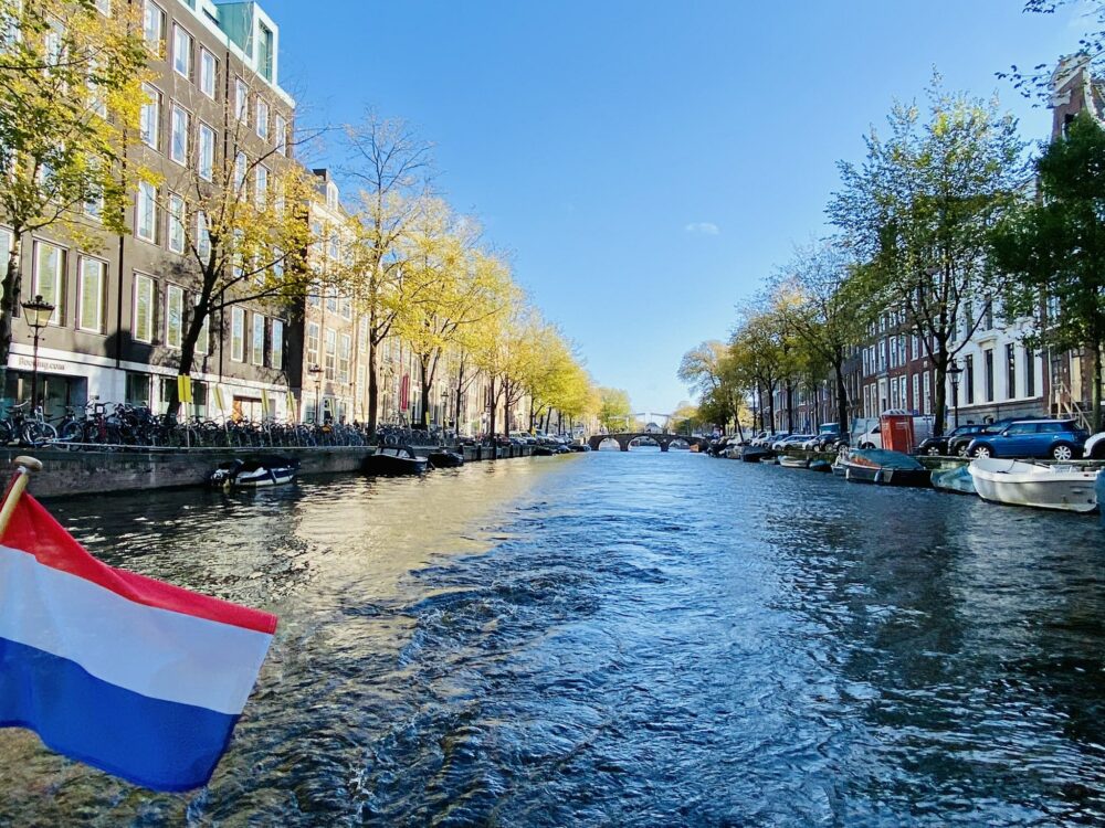 Pflichtprogramm-in-Amsterdam-ist-eine-Grachtenfahrt.-min
